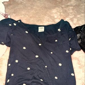 Black cropped daisy baby tee
